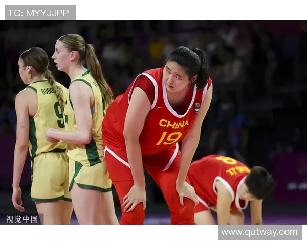 姚明助力中国女篮在悉尼赛场展现风采与实力的精彩瞬间