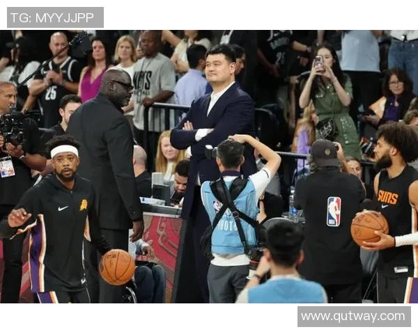 姚明重返火箭主场观看比赛球迷热情高涨共庆篮球盛宴